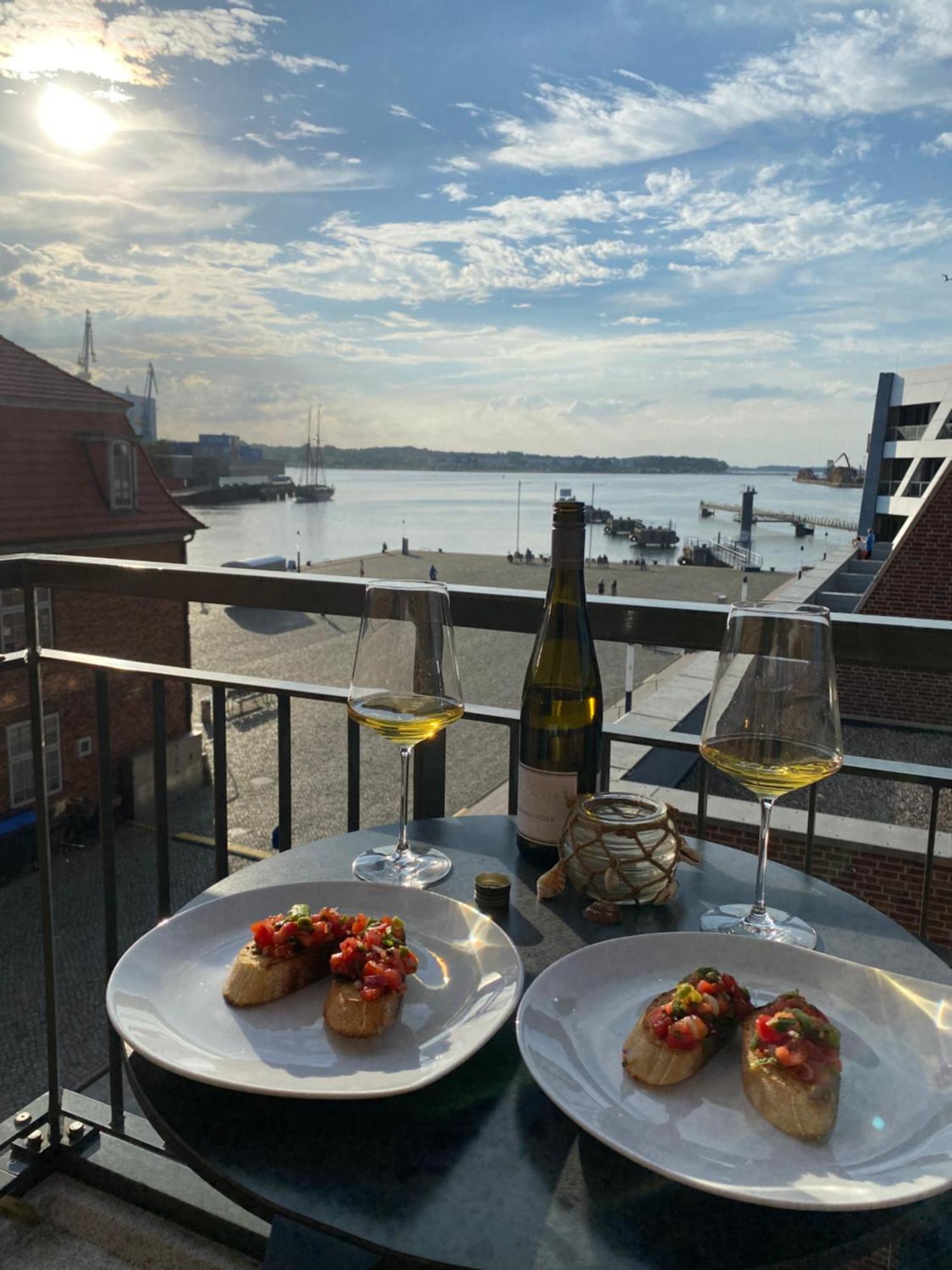 Meerblick, Balkon Und Private Sauna Im Historischen Getreidespeicher Wismar Exterior photo